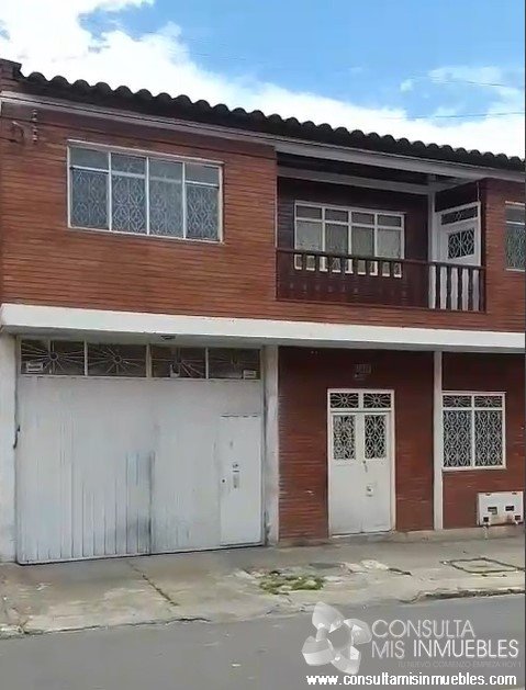 Vendo casa bodega amplia en el Barrio San José, Bogotá a 15 metros de la Av. Caracas - Consulta Mis Inmuebles S.A.S. | Tu nuevo comienzo empieza hoy!